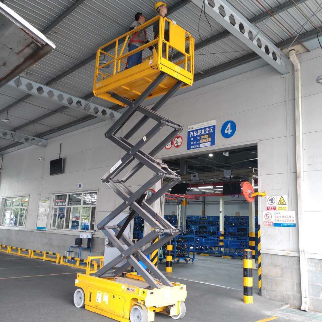 美的空調(diào)公司購(gòu)買(mǎi)自行剪叉式升降機(jī)用于工廠(chǎng)的檢修